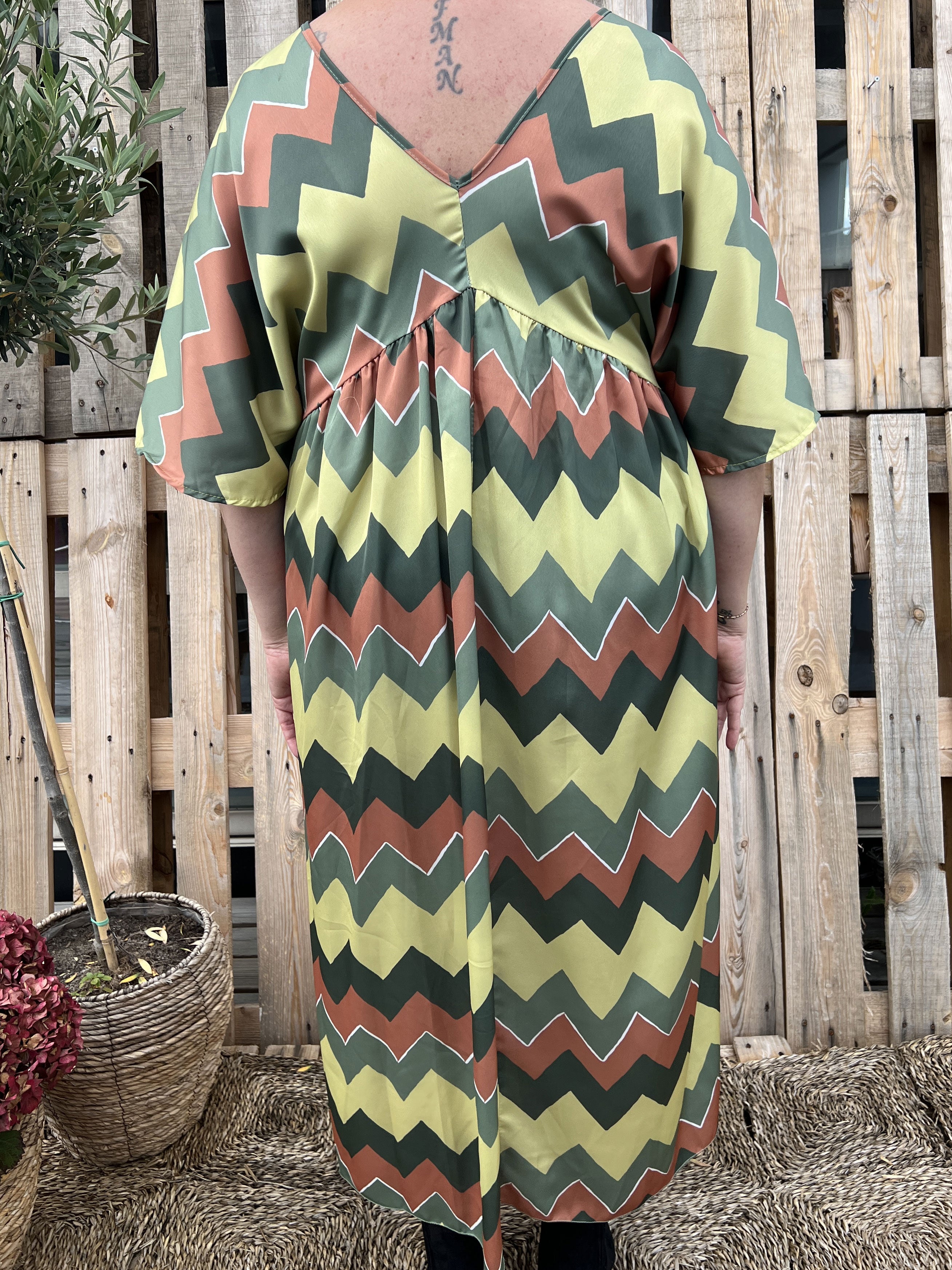 Johanna - Söt plus size klänning med sicksackmönster